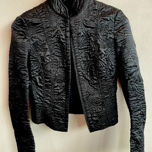 Short, elegant and chic jacket with multiple hook closures.